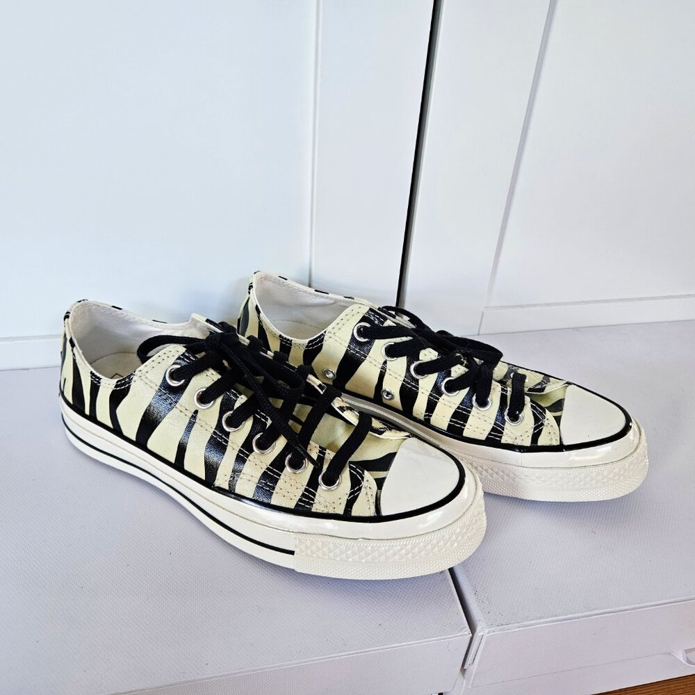 Converse Chuck Taylor Glow in the Dark Zebra Print W 7.5 - fits an 8 - Picture 2 of 3